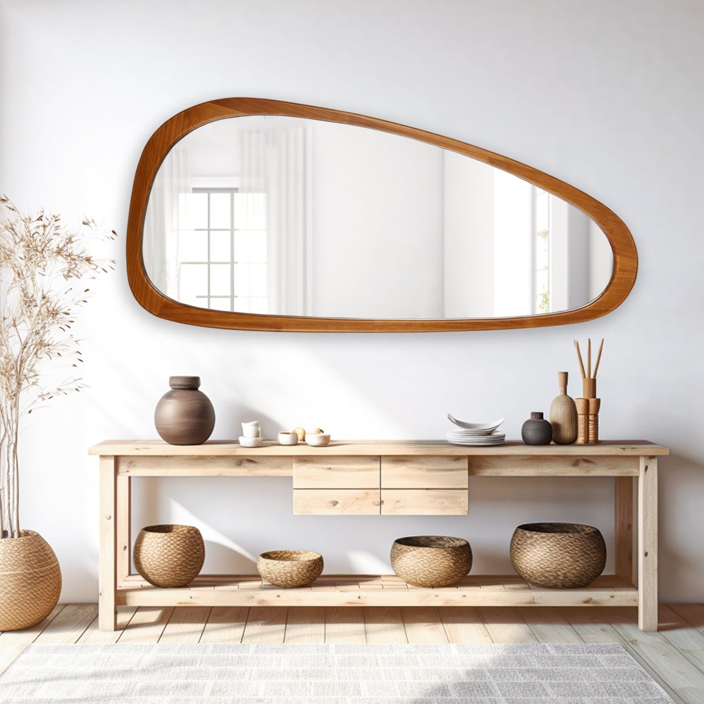 Miroir mural asymétrique en forme de galet avec cadre en pin.