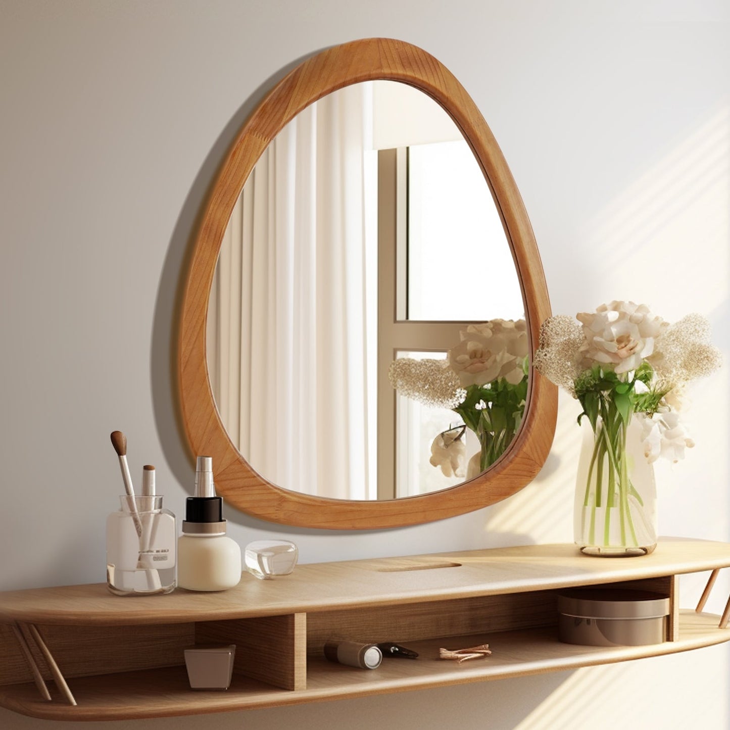 Miroir mural asymétrique en forme de galet avec cadre en pin.