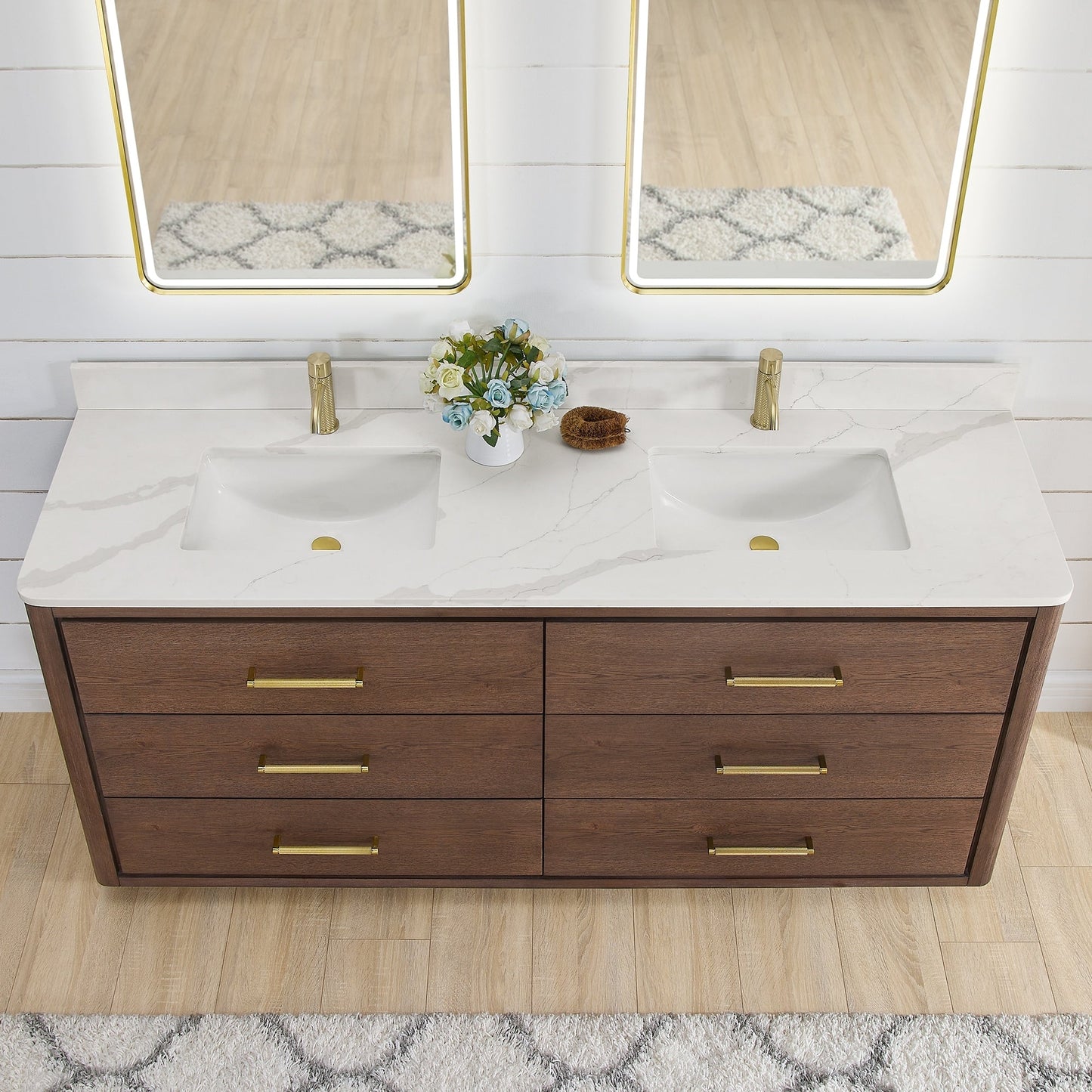 Meuble-lavabo Porto avec plan de toilette en pierre de quartz blanche, sans miroir.