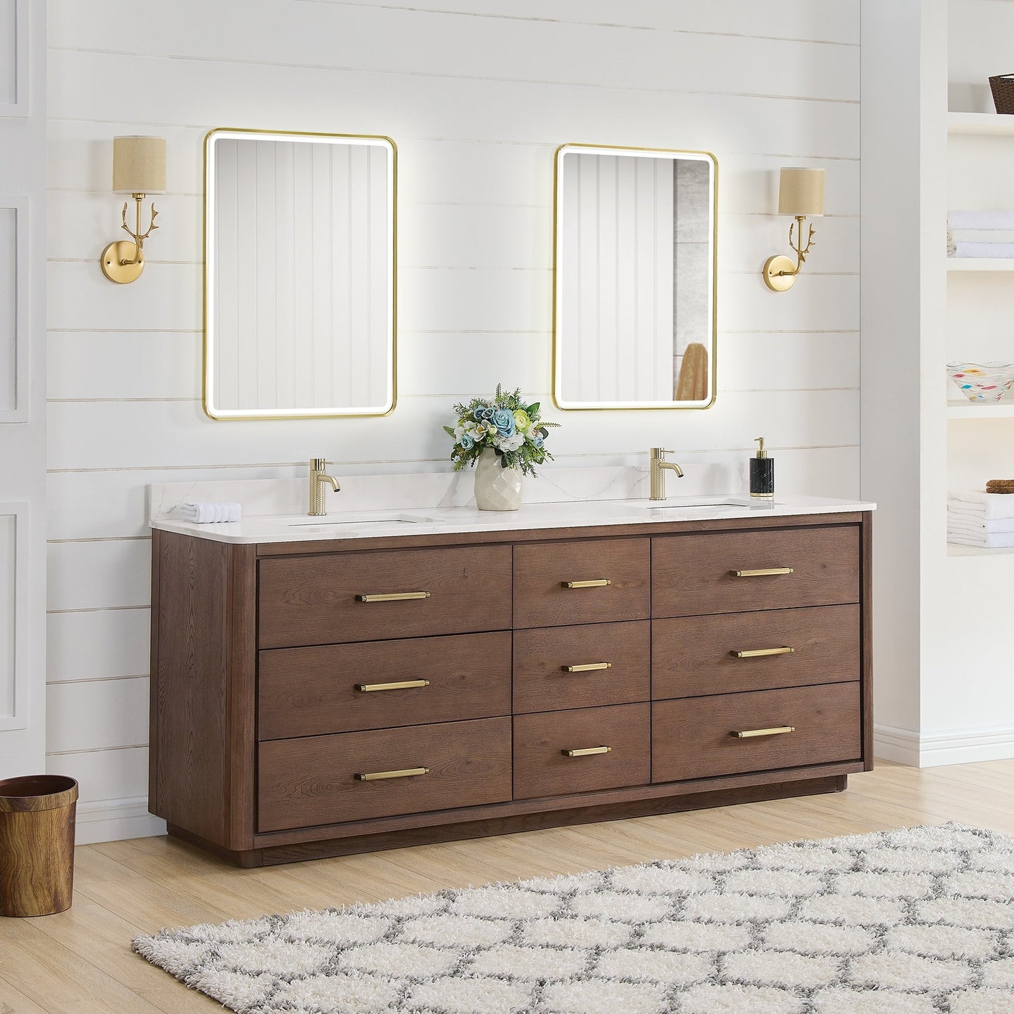 Meuble-lavabo Porto avec plan de toilette en pierre de quartz blanche, sans miroir.