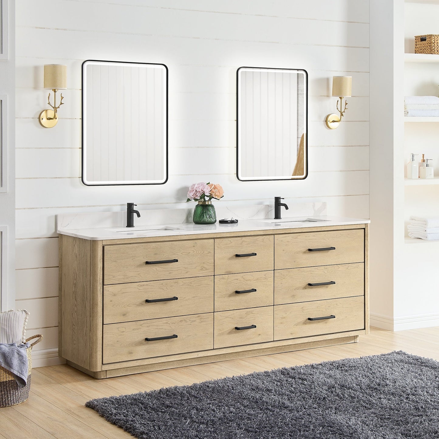 Meuble-lavabo Porto avec plan de toilette en pierre de quartz blanche, sans miroir.