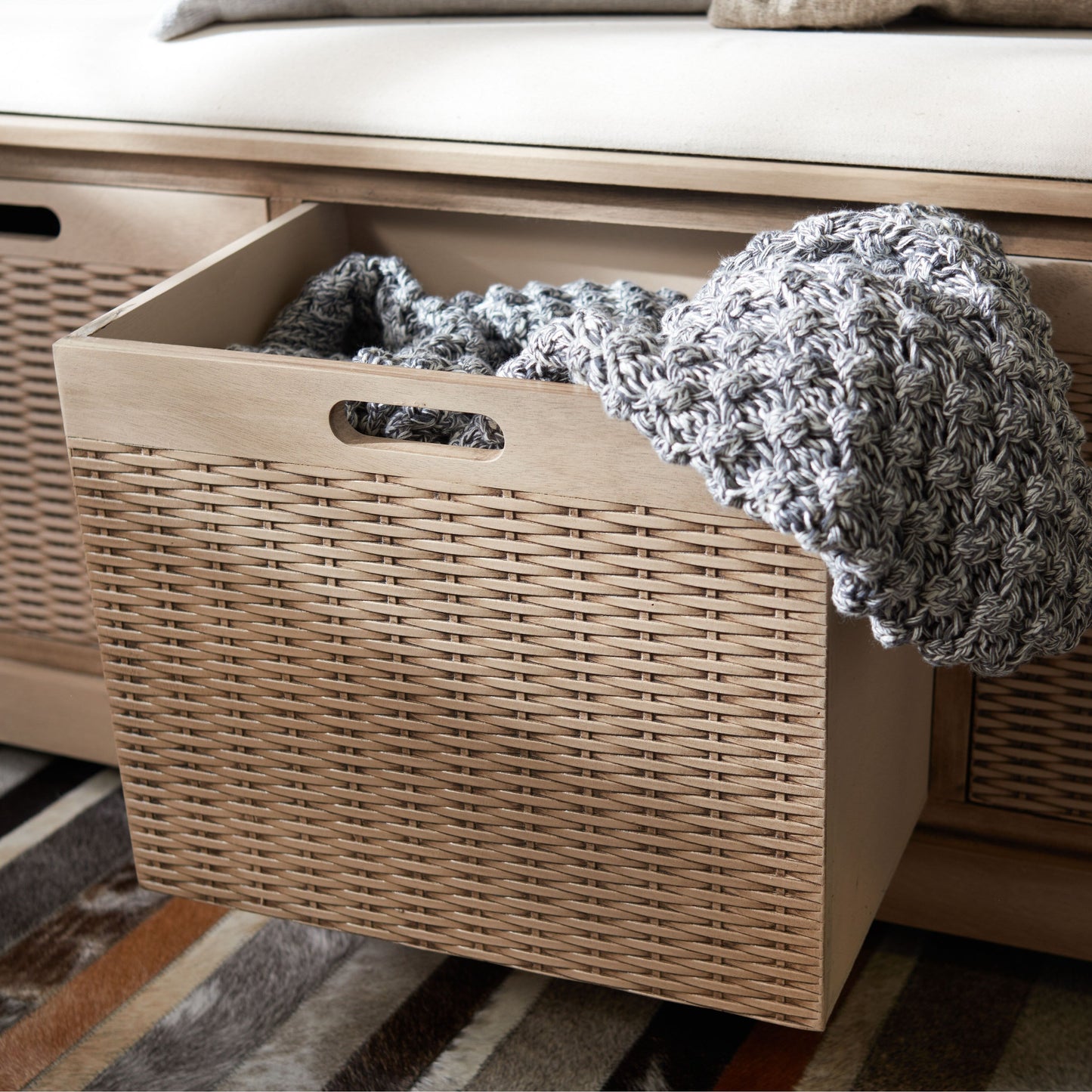 Banc de rangement avec 3 tiroirs et coussin SAFAVIEH Fiorello - 120,2 L x 38,1 l x 48,3 H - 120x38x48cm