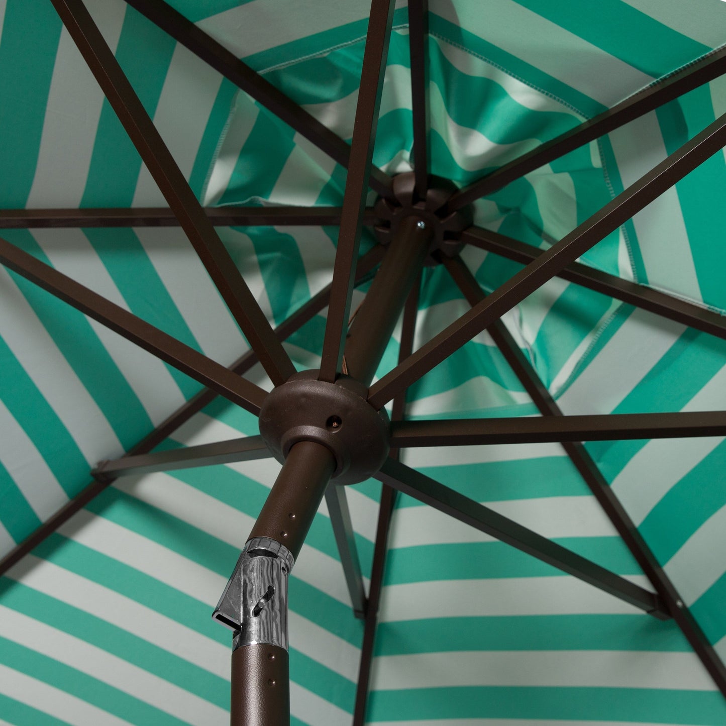 Parasol d'extérieur à manivelle SAFAVIEH Hadire Inside Out à rayures, 9 pieds