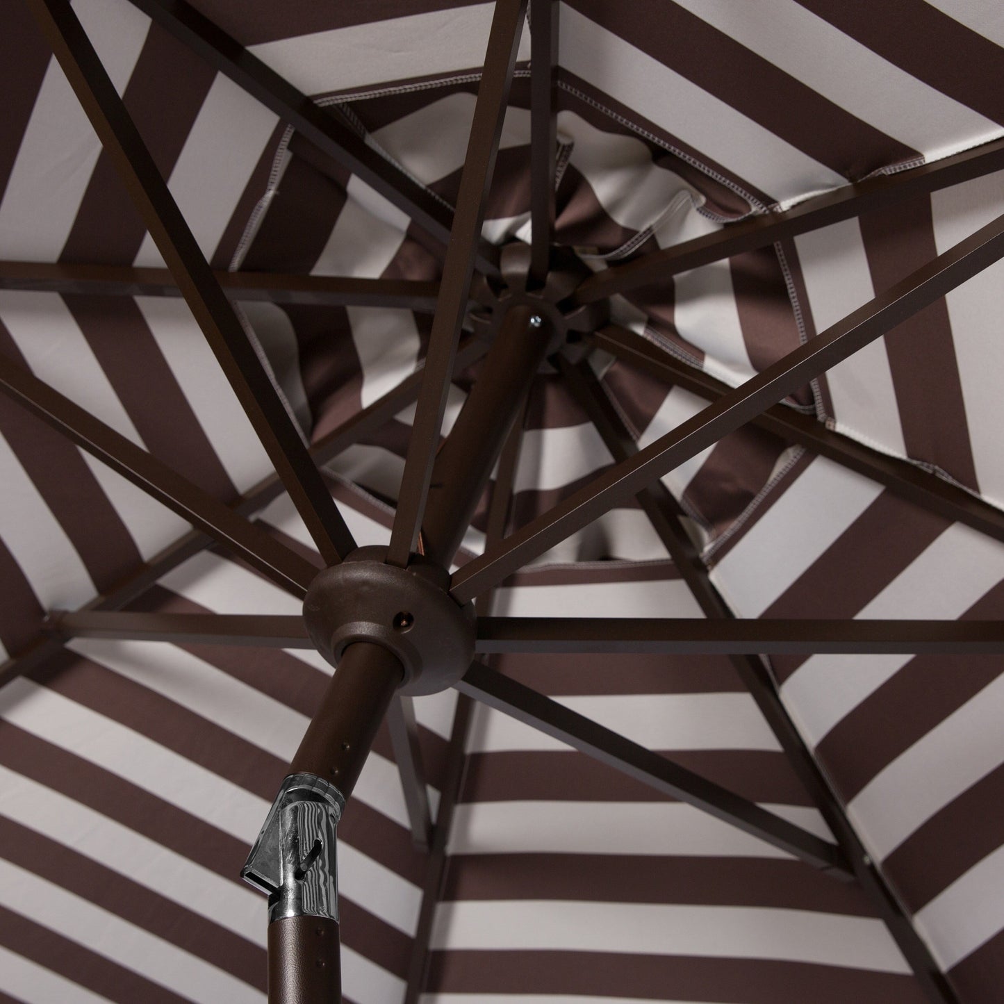 Parasol d'extérieur à manivelle SAFAVIEH Hadire Inside Out à rayures, 9 pieds