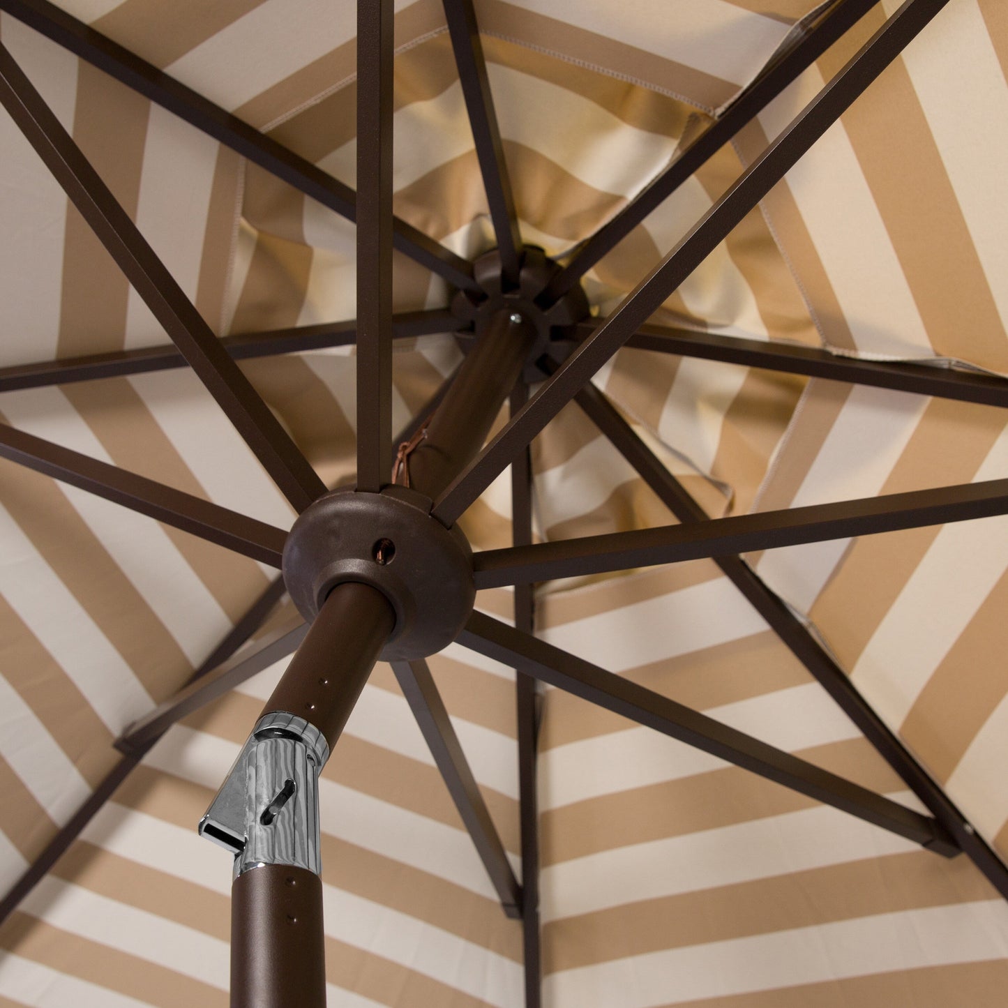 Parasol d'extérieur à manivelle SAFAVIEH Hadire Inside Out à rayures, 9 pieds