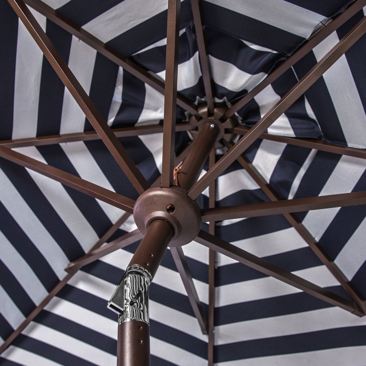 Parasol d'extérieur à manivelle SAFAVIEH Hadire Inside Out à rayures, 9 pieds