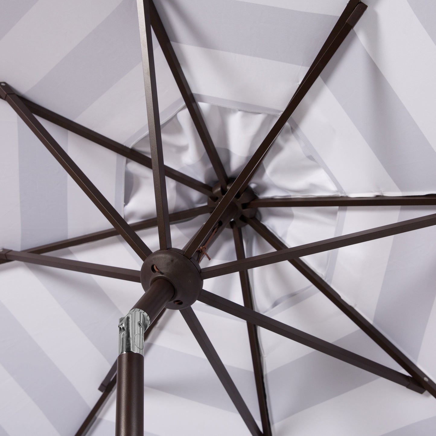 Parasol à manivelle à rayures et volutes simples Nargiz de SAFAVIEH, 9 pieds