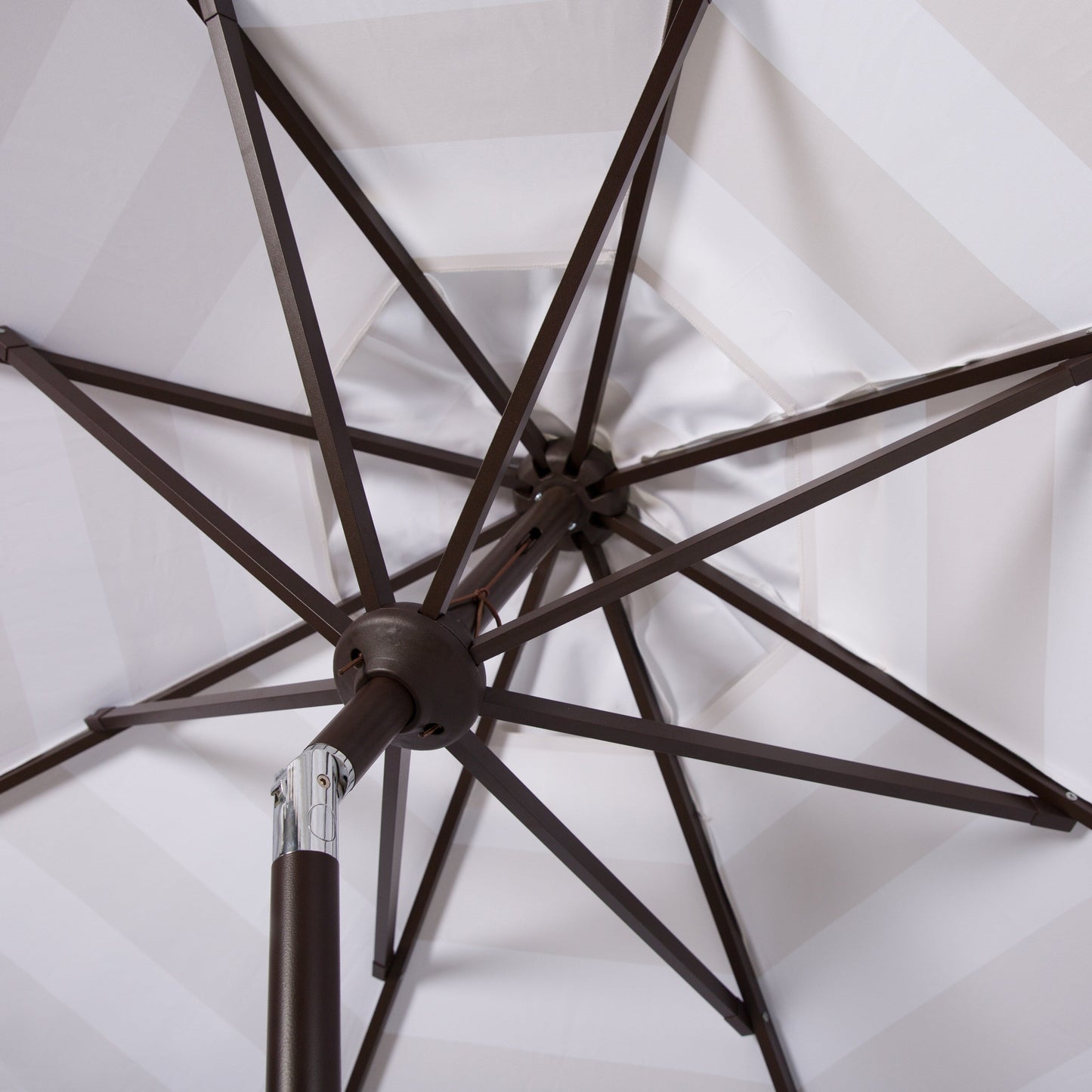 Parasol à manivelle à rayures et volutes simples Nargiz de SAFAVIEH, 9 pieds