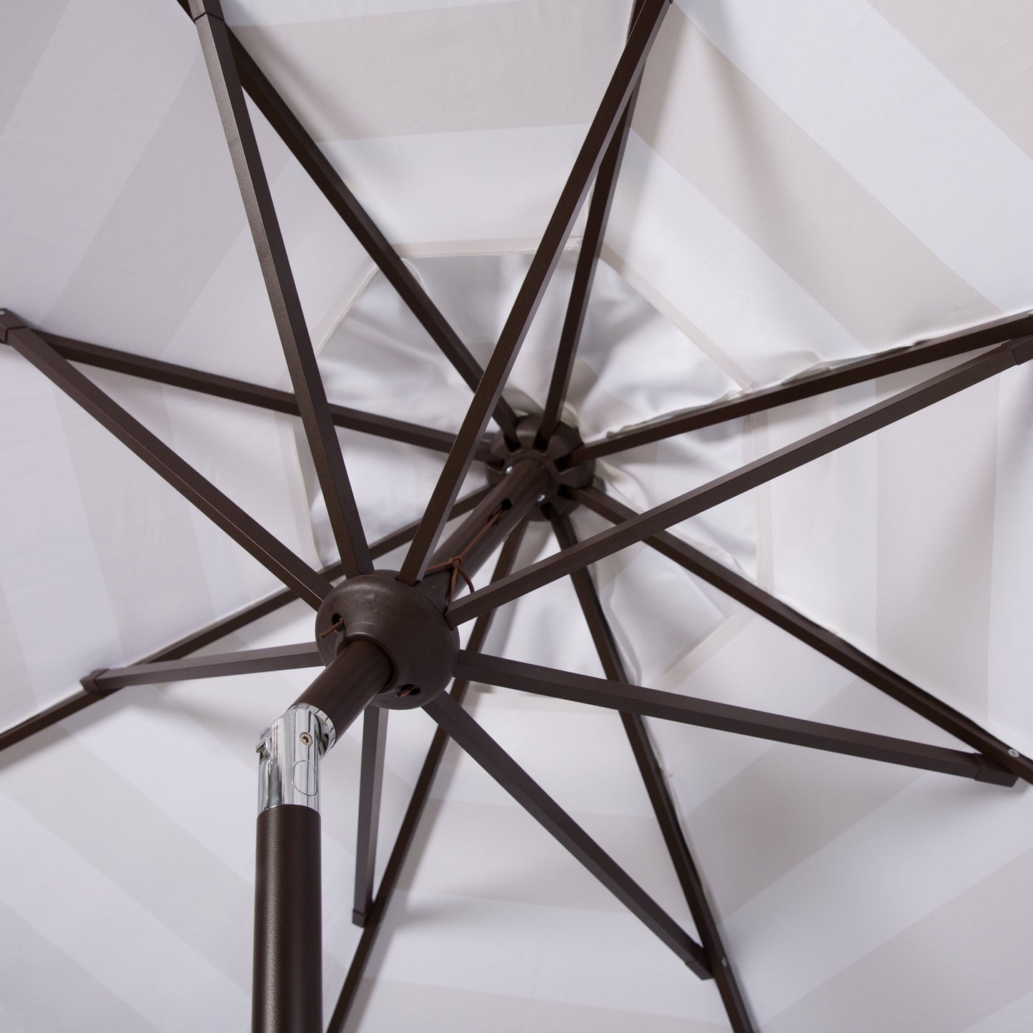 Parasol rond de jardin Jaylee de 3,35 m (11 pieds) de SAFAVIEH