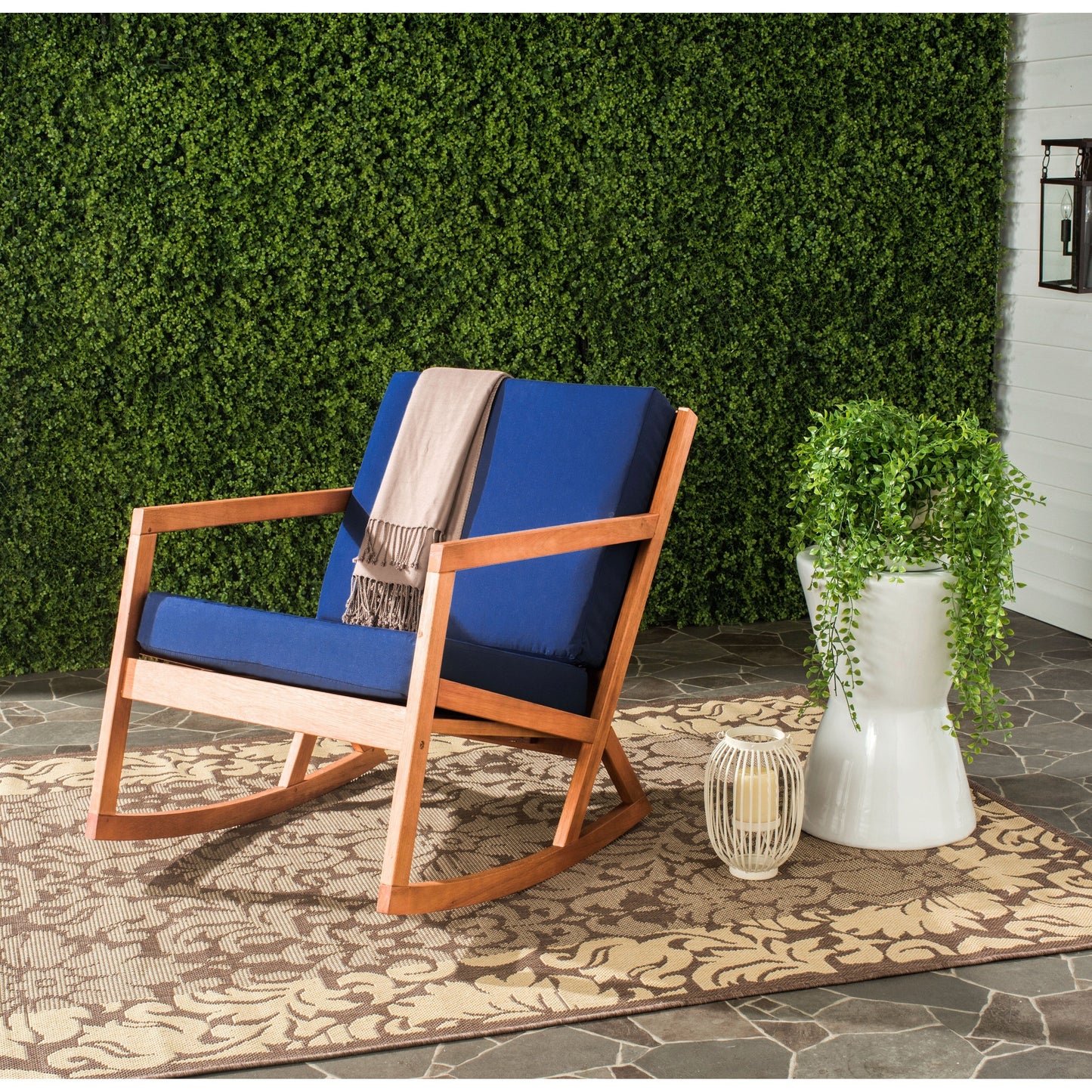 Chaise à bascule d'extérieur Makaila de SAFAVIEH avec coussin - 66L x 79P x 97H (cm)