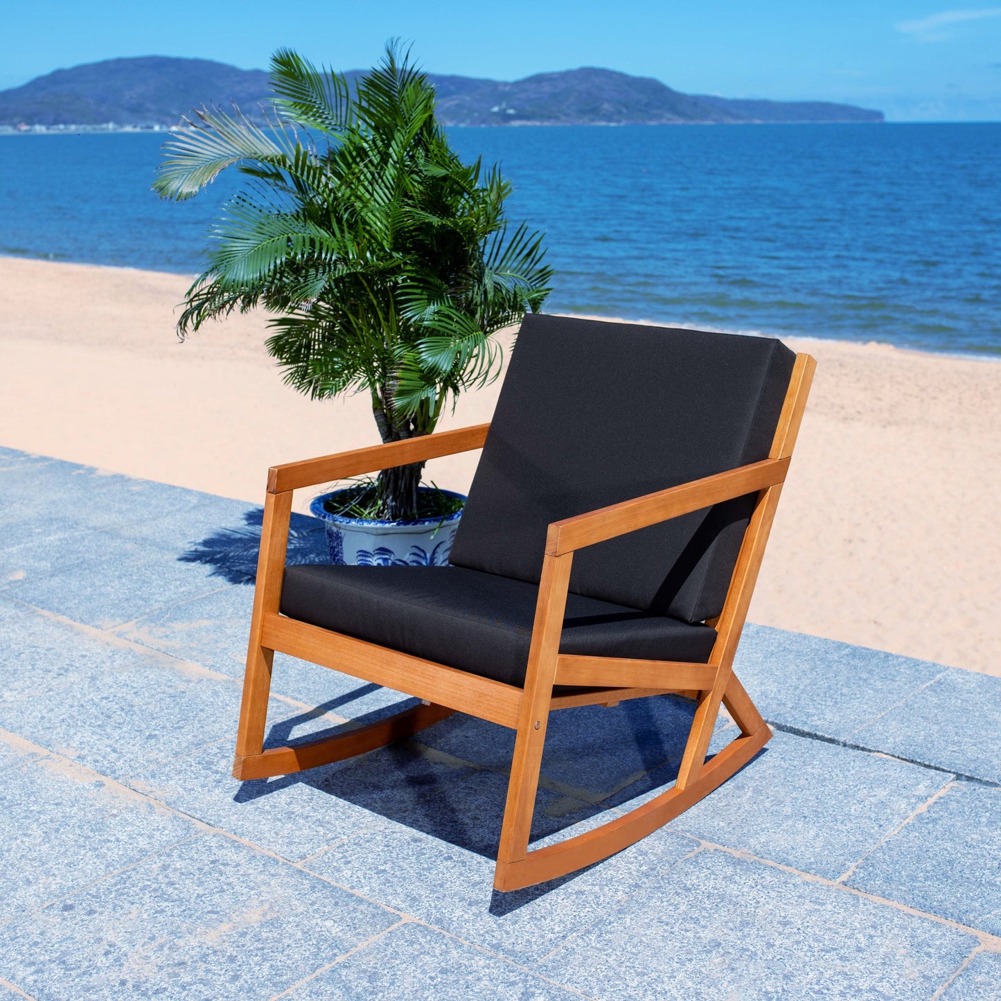 Chaise à bascule d'extérieur Makaila de SAFAVIEH avec coussin - 66L x 79P x 97H (cm)
