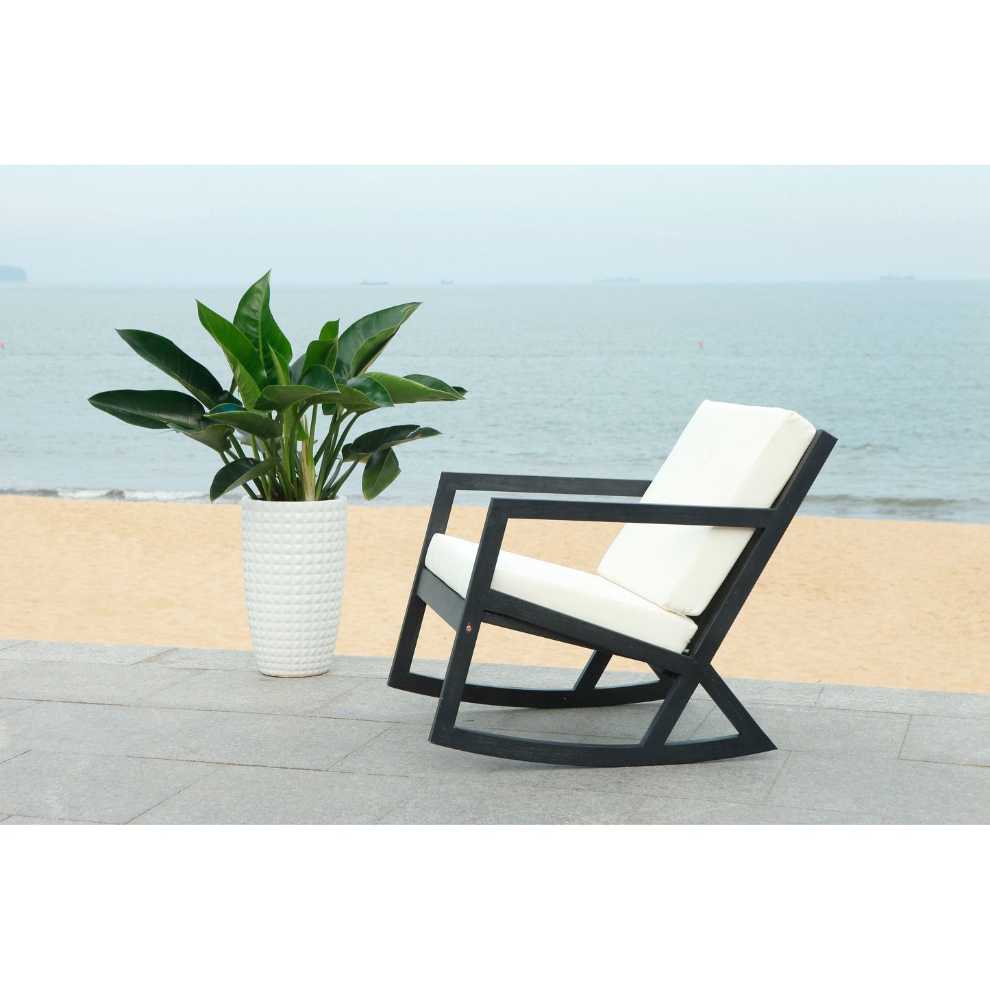 Chaise à bascule d'extérieur Makaila de SAFAVIEH avec coussin - 66L x 79P x 97H (cm)