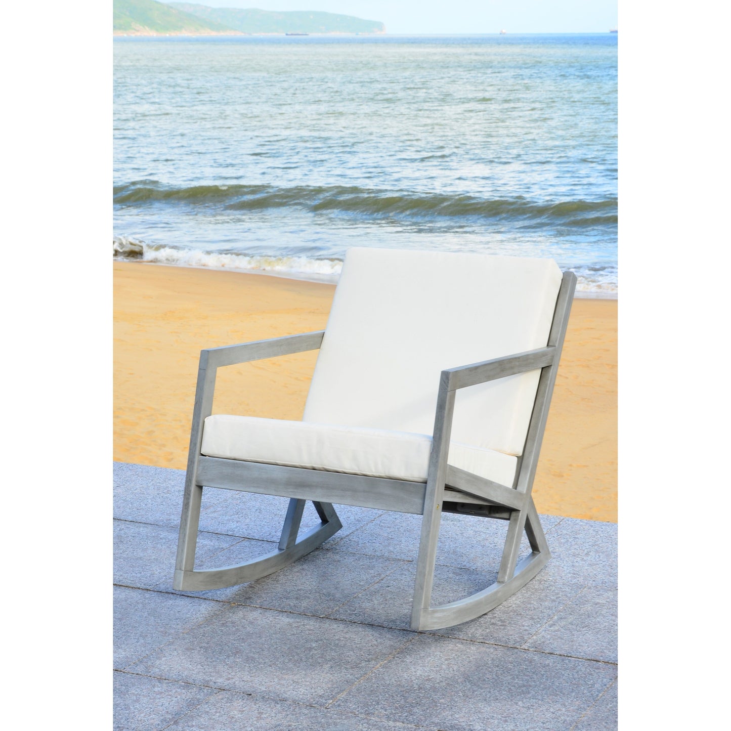 Chaise à bascule d'extérieur Makaila de SAFAVIEH avec coussin - 66L x 79P x 97H (cm)