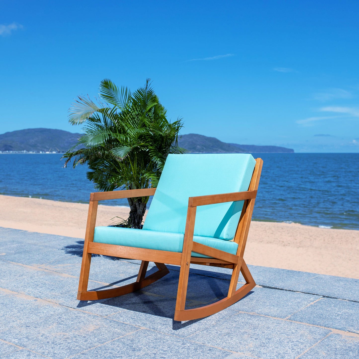 Chaise à bascule d'extérieur Makaila de SAFAVIEH avec coussin - 66L x 79P x 97H (cm)