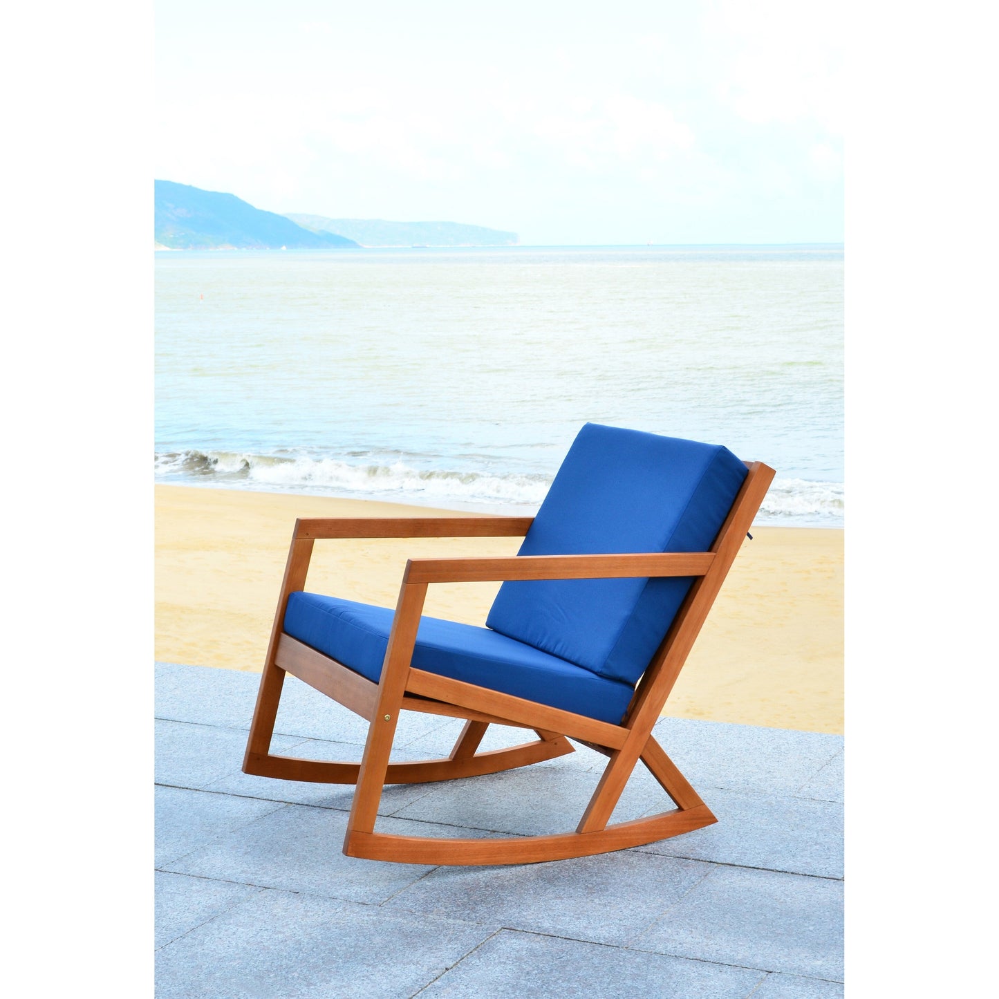 Chaise à bascule d'extérieur Makaila de SAFAVIEH avec coussin - 66L x 79P x 97H (cm)