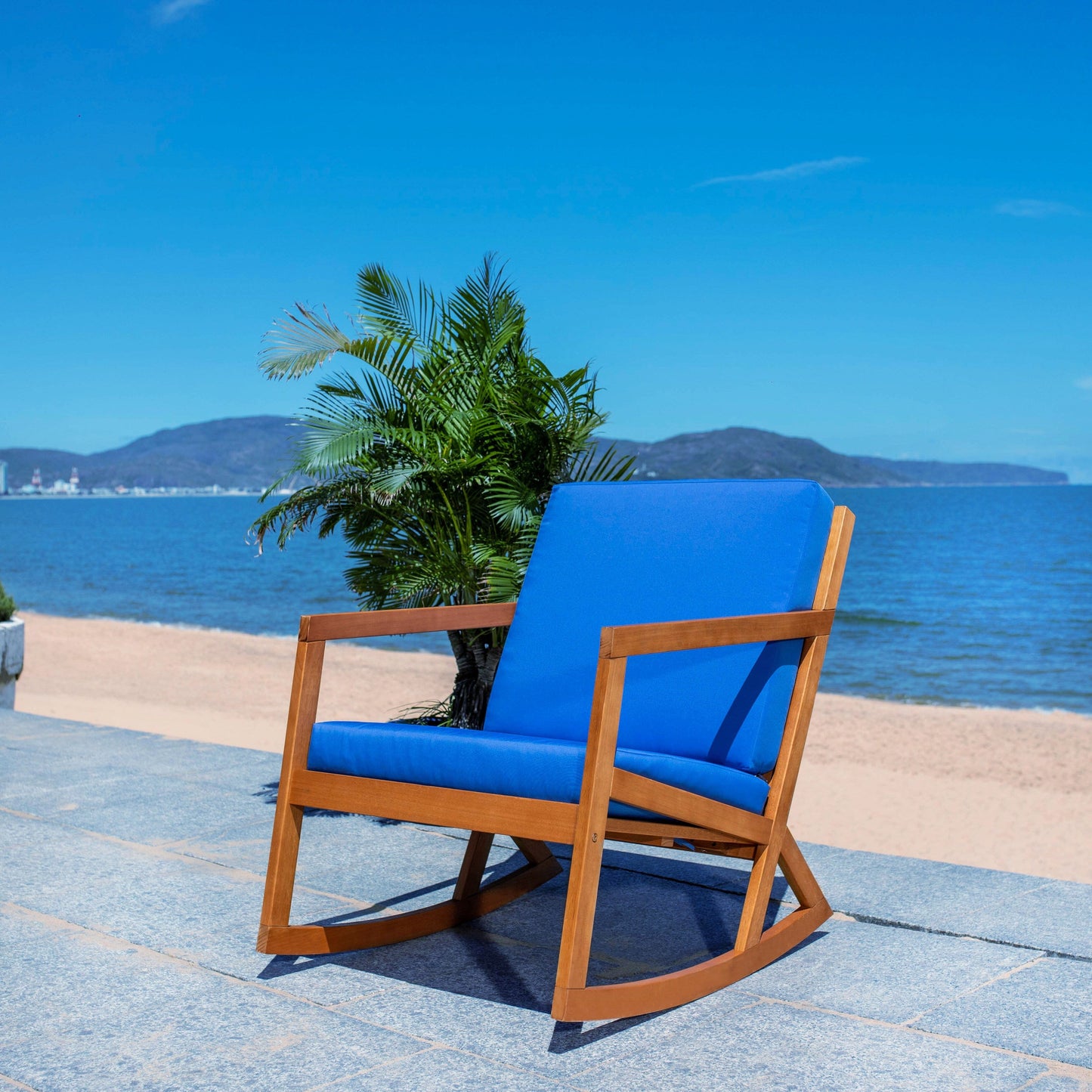 Chaise à bascule d'extérieur Makaila de SAFAVIEH avec coussin - 66L x 79P x 97H (cm)
