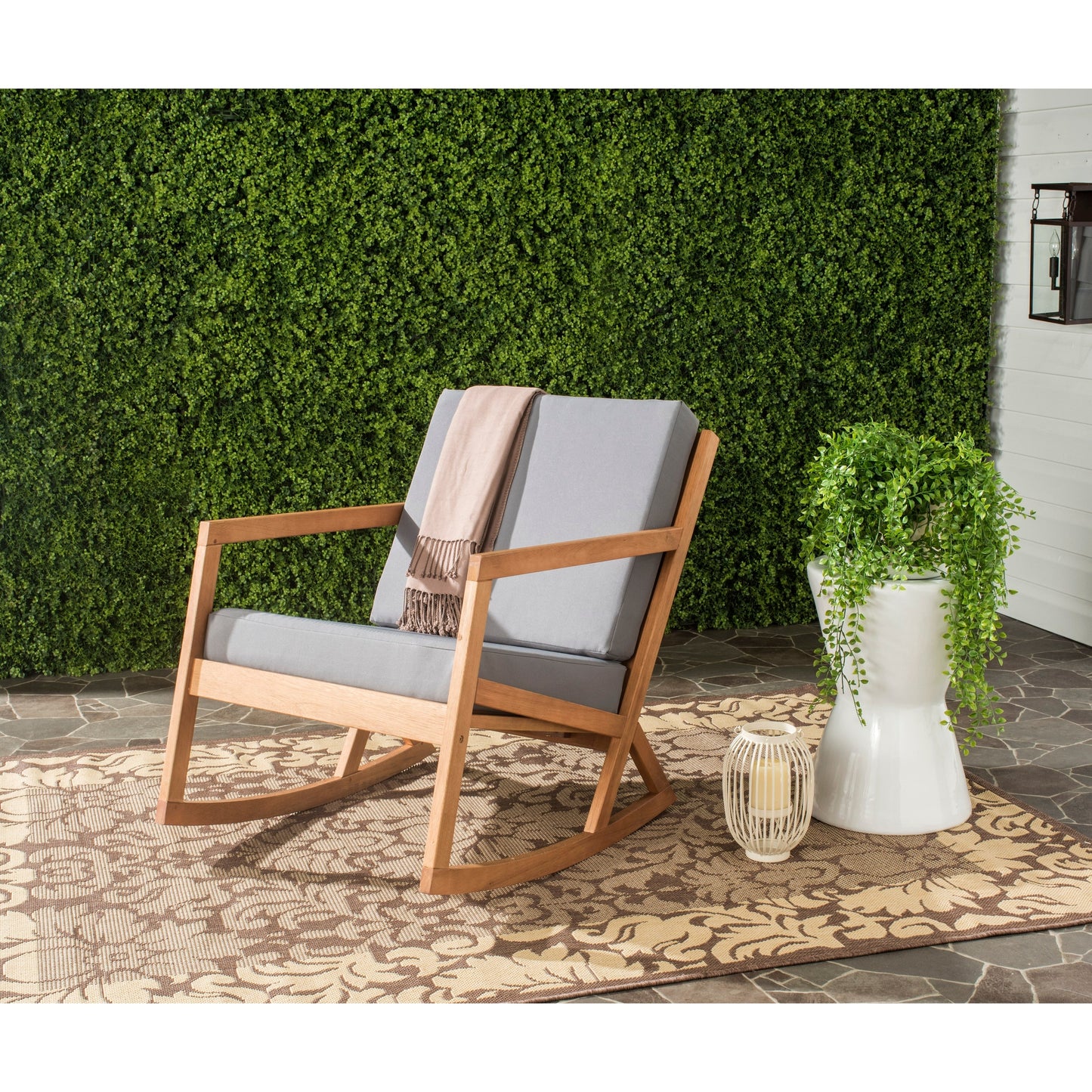 Chaise à bascule d'extérieur Makaila de SAFAVIEH avec coussin - 66L x 79P x 97H (cm)