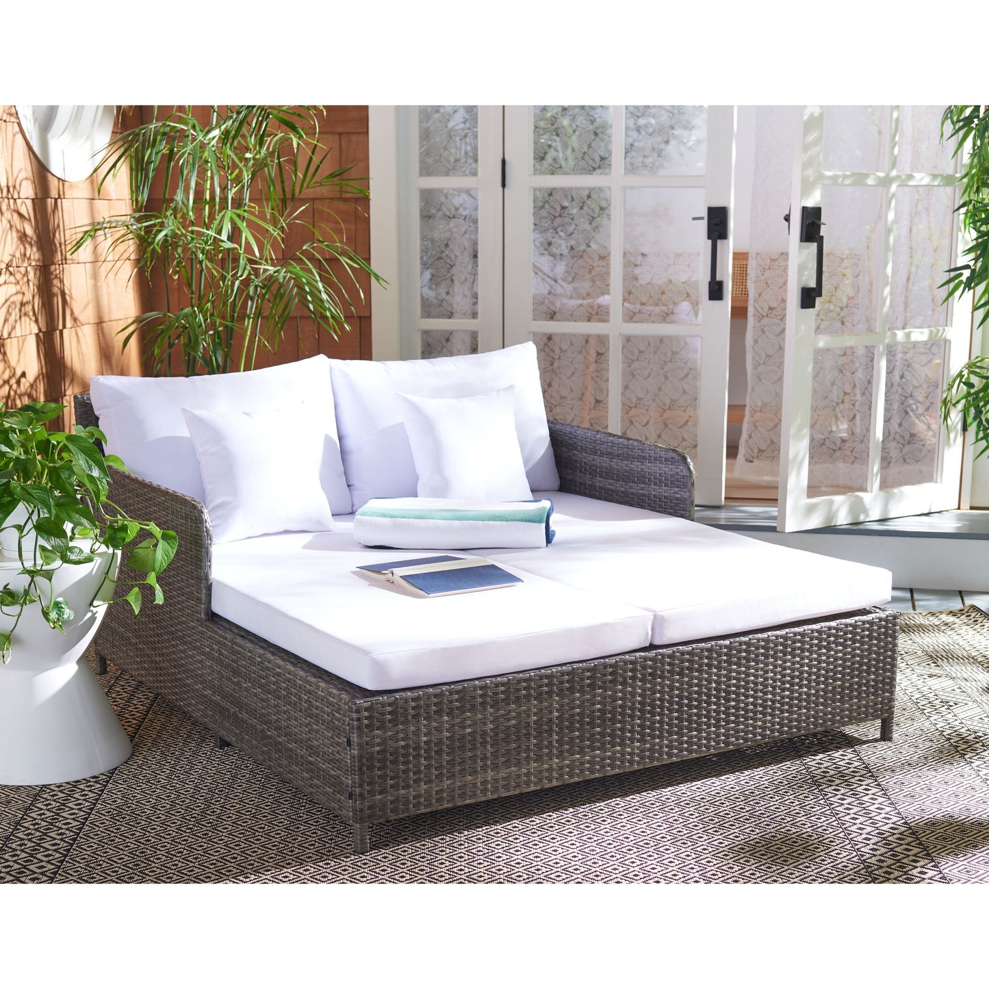 SAFAVIEH Fauteuil de jardin en osier Taniyah avec coussins - 135L x 71P x 157H (cm)