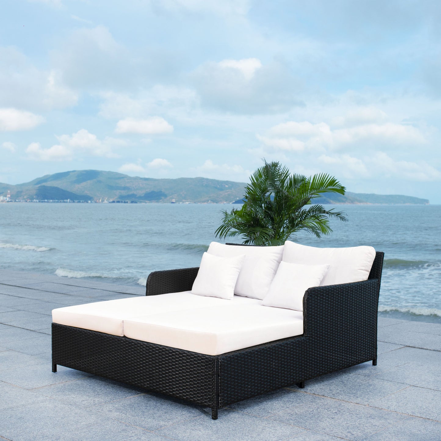 SAFAVIEH Fauteuil de jardin en osier Taniyah avec coussins - 135L x 71P x 157H (cm)
