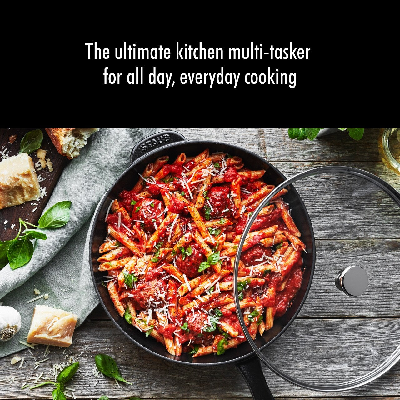 Casserole en fonte Daily de STAUB, 2,9 qt, avec couvercle en verre