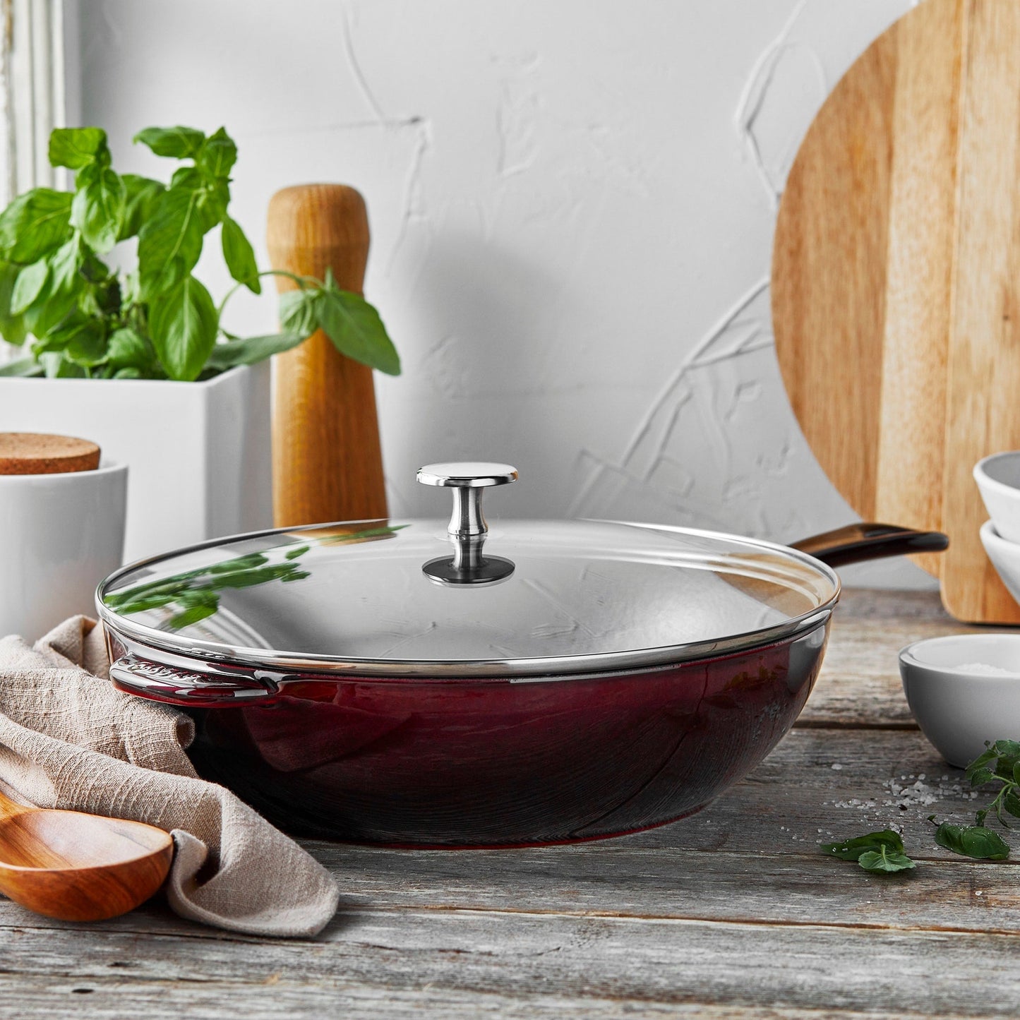 Casserole en fonte Daily de STAUB, 2,9 qt, avec couvercle en verre