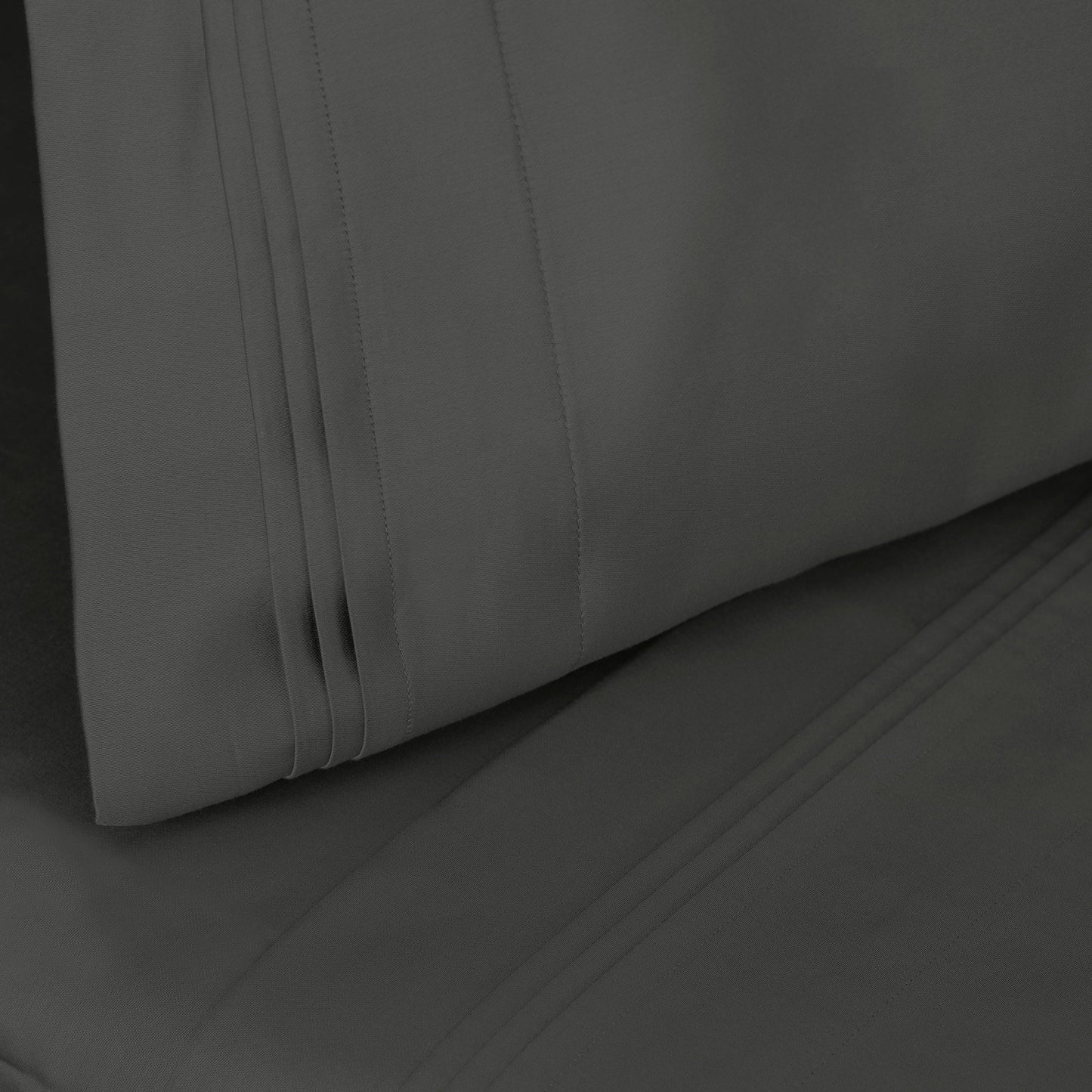 Jeu de draps uni en coton égyptien supérieur, 1000 fils, avec poche profonde.