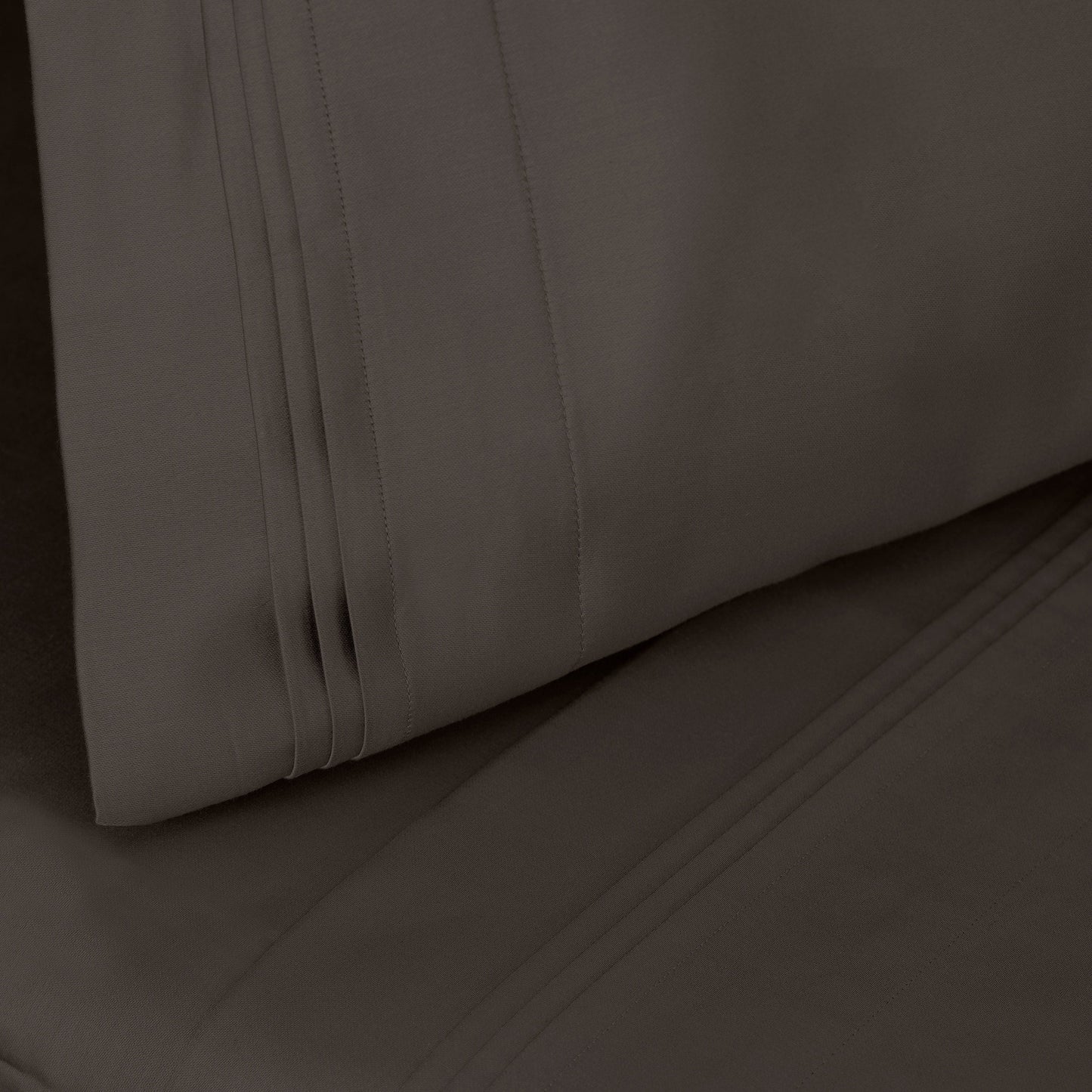 Jeu de draps uni en coton égyptien supérieur, 1000 fils, avec poche profonde.