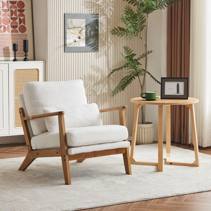 Fauteuil d'appoint en lin mélangé avec pieds en bois et un coussin beige.