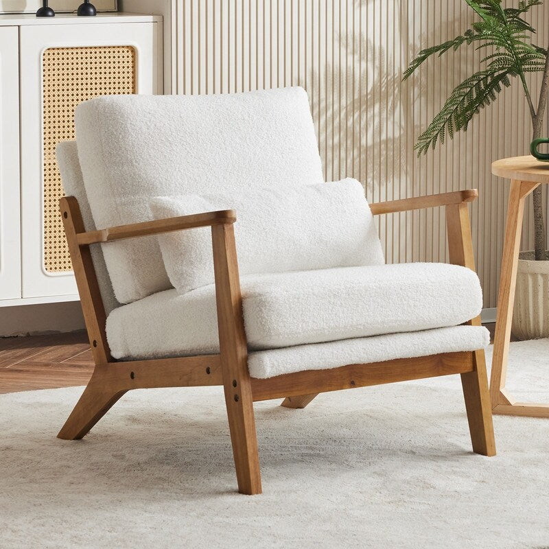 Fauteuil d'appoint en lin mélangé avec pieds en bois et un coussin beige.