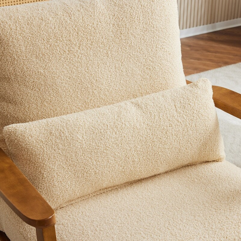 Fauteuil d'appoint en lin mélangé avec pieds en bois et un coussin beige.