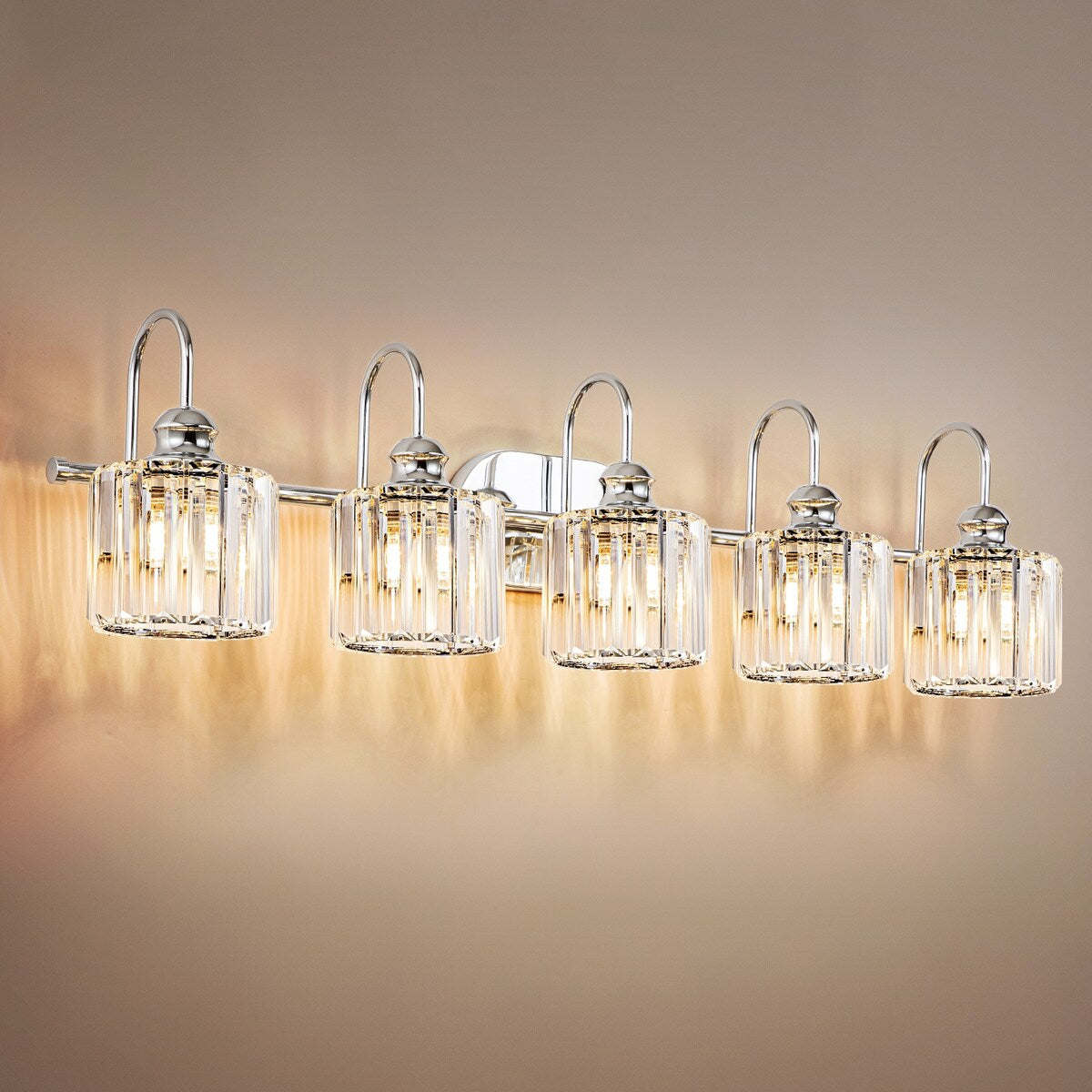 Éclairage de salle de bain linéaire à 5 lumières, à intensité variable, avec abat-jour en cristal cylindrique, style glamour.