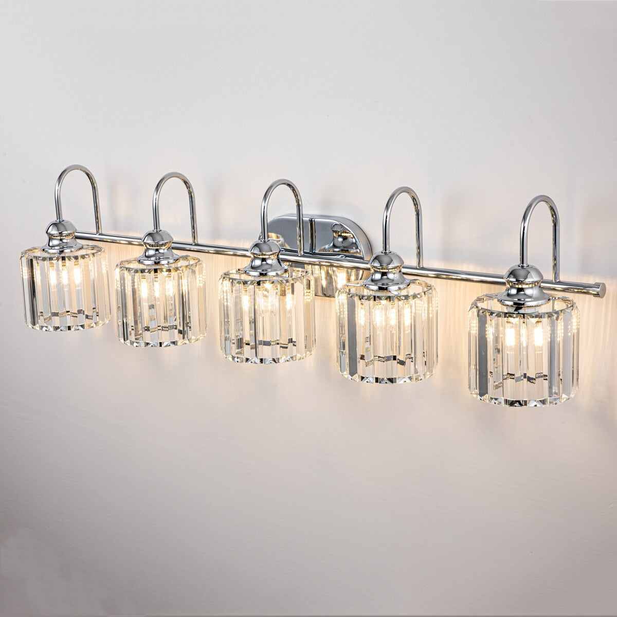 Éclairage de salle de bain linéaire à 5 lumières, à intensité variable, avec abat-jour en cristal cylindrique, style glamour.