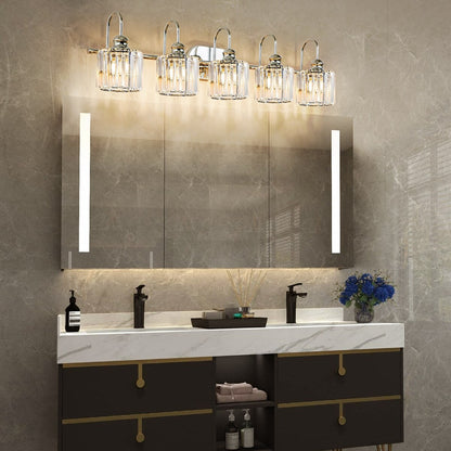 Éclairage de salle de bain linéaire à 5 lumières, à intensité variable, avec abat-jour en cristal cylindrique, style glamour.