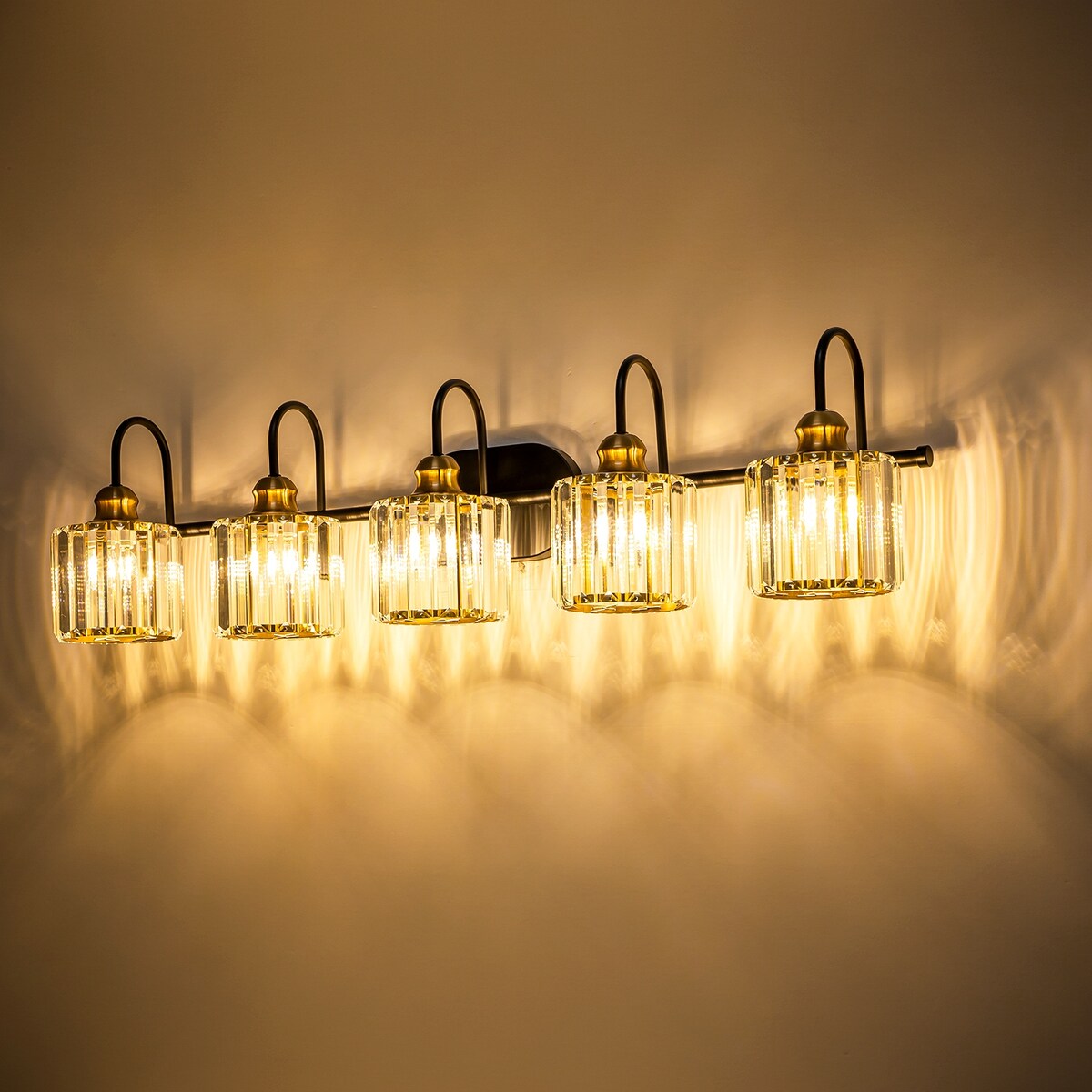 Éclairage de salle de bain linéaire à 5 lumières, à intensité variable, avec abat-jour en cristal cylindrique, style glamour.