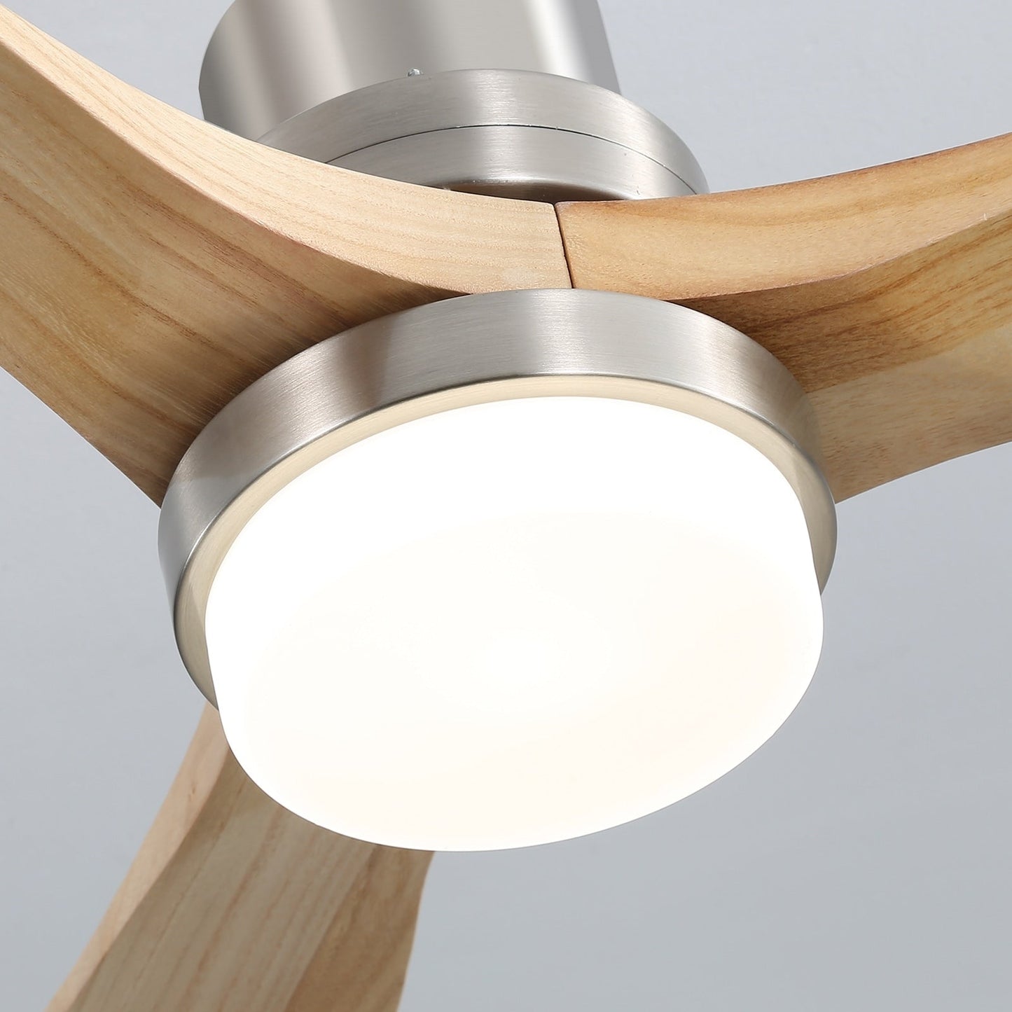 Ventilateur de plafond intérieur en bois Sofucor 52 avec télécommande, éclairage intégré en option.