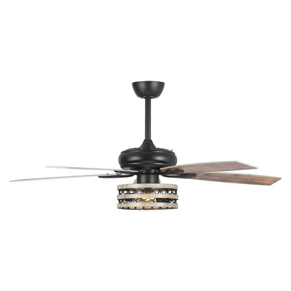 Ventilateur de plafond à 5 pales en bois flotté style farmhouse, avec cage noire et télécommande.