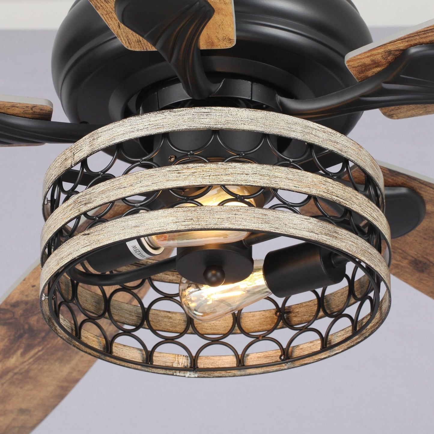 Ventilateur de plafond à 5 pales en bois flotté style farmhouse, avec cage noire et télécommande.