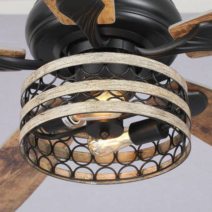 Ventilateur de plafond à 5 pales en bois flotté style farmhouse, avec cage noire et télécommande.