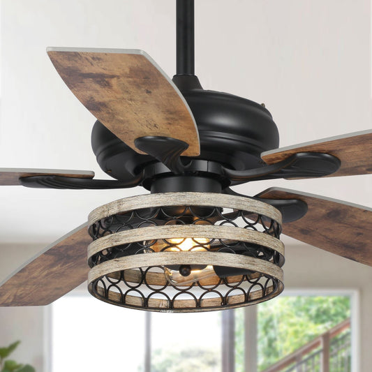 Ventilateur de plafond à 5 pales en bois flotté style farmhouse, avec cage noire et télécommande.