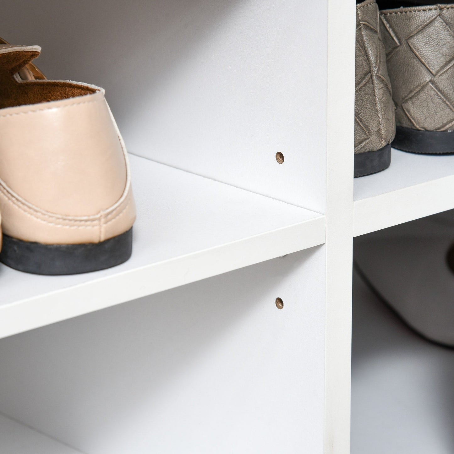 HOMCOM Banc à chaussures d'entrée avec rangement, ottomane, étagères réglables, 6 compartiments et assise rembourrée, blanc/gris