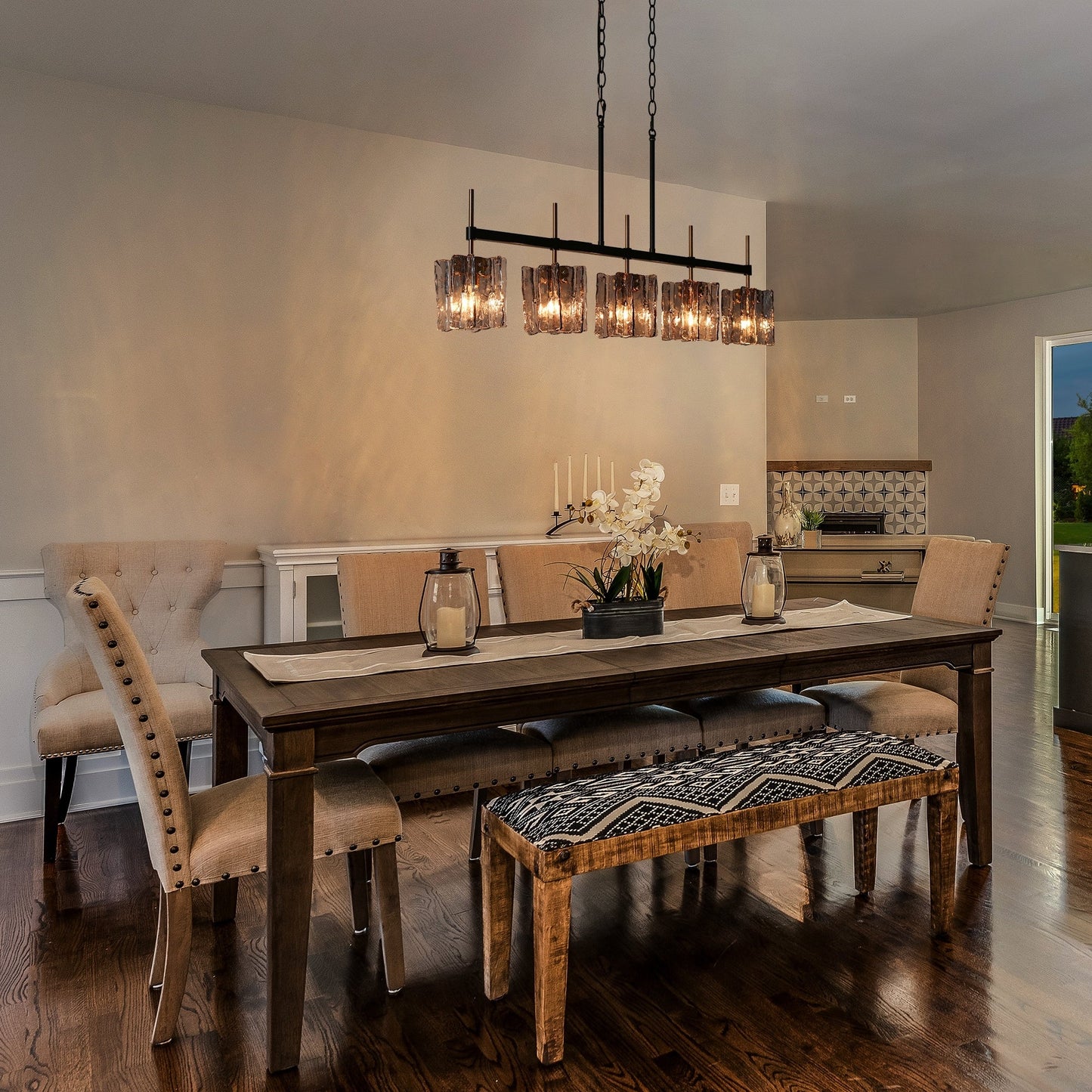 Luminaire suspendu linéaire moderne Kasy à 5 lumières, verre texturé, design unique, idéal pour îlot de cuisine.
