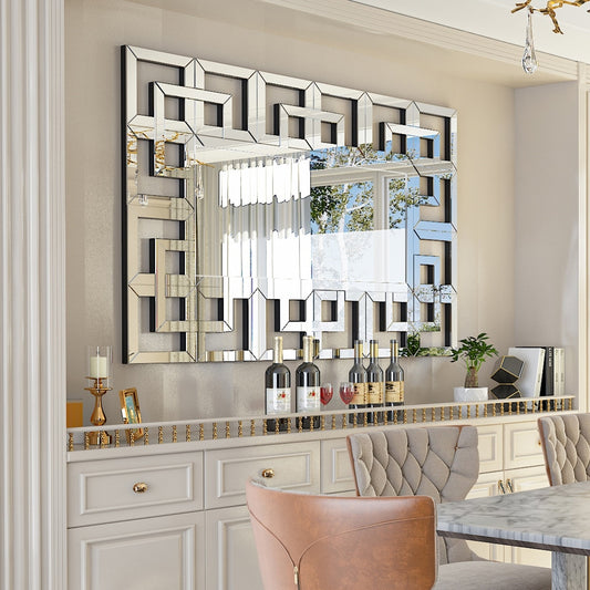 Grand miroir décoratif mural avec cadre géométrique argenté.