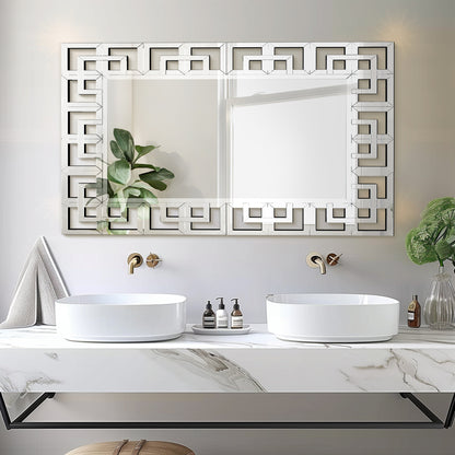 Grand miroir décoratif mural avec cadre géométrique argenté.