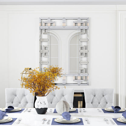 Grand miroir décoratif mural avec cadre géométrique argenté.