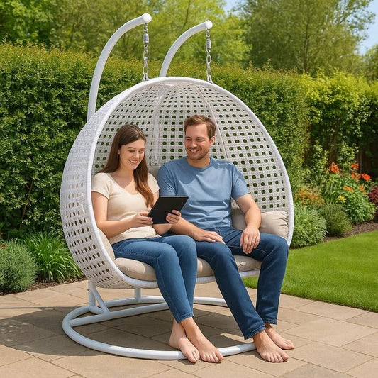 LeisureMod Chaise suspendue en forme d'œuf pour 2 personnes avec support - Hamac balançoire en rotin tressé pour intérieur/extérieur avec coussins