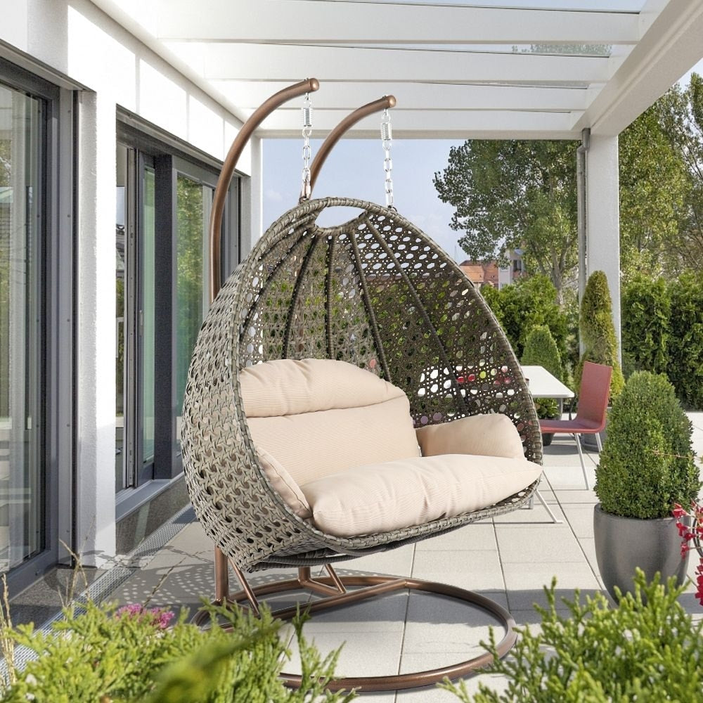 LeisureMod Chaise suspendue en forme d'œuf pour 2 personnes avec support - Hamac balançoire en rotin tressé pour intérieur/extérieur avec coussins