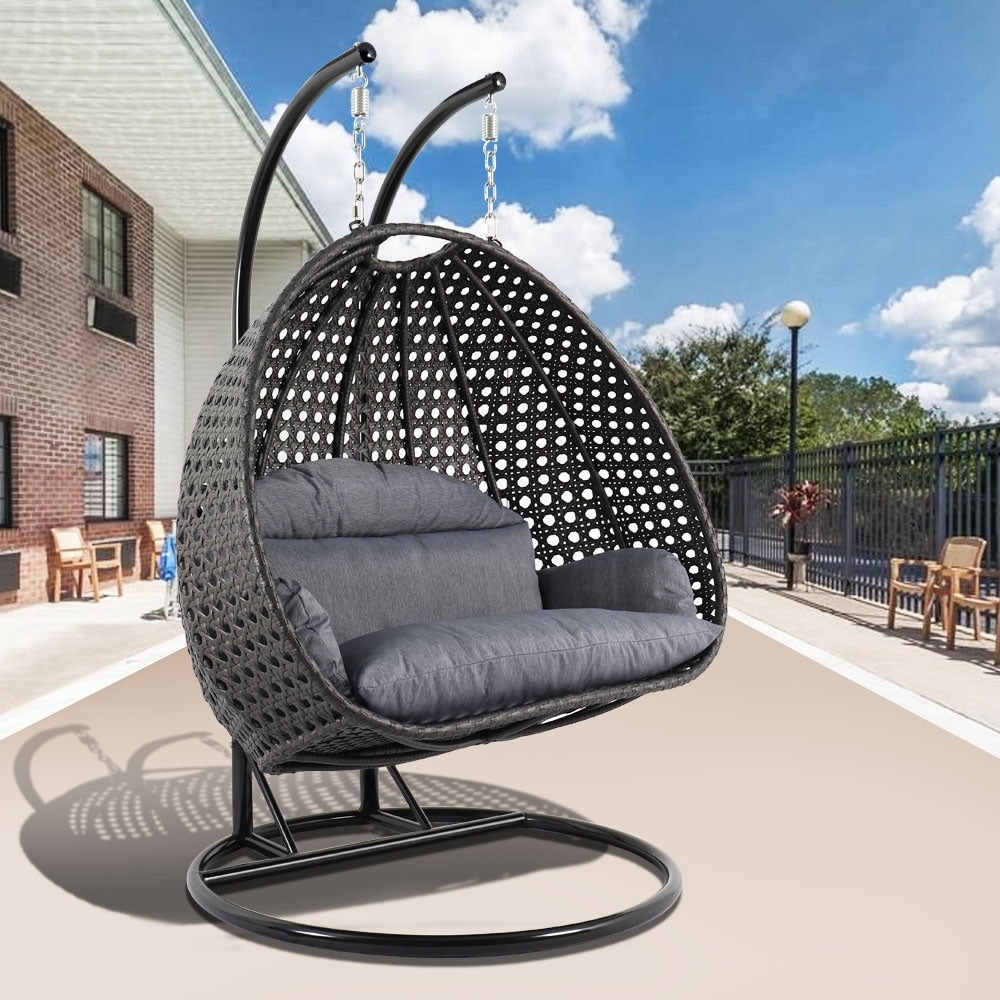 LeisureMod Chaise suspendue en forme d'œuf pour 2 personnes avec support - Hamac balançoire en rotin tressé pour intérieur/extérieur avec coussins