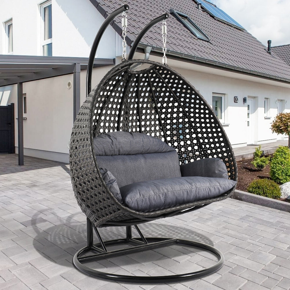 LeisureMod Chaise suspendue en forme d'œuf pour 2 personnes avec support - Hamac balançoire en rotin tressé pour intérieur/extérieur avec coussins
