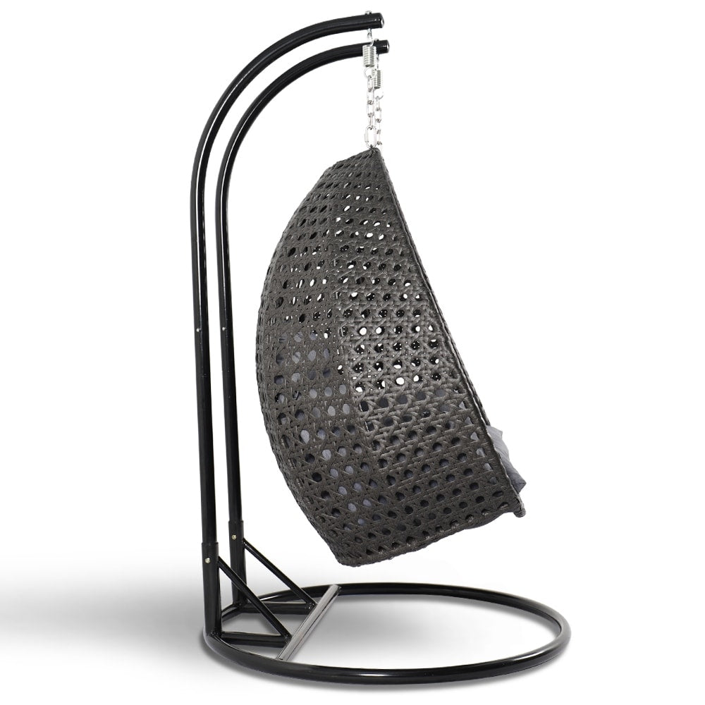 LeisureMod Chaise suspendue en forme d'œuf pour 2 personnes avec support - Hamac balançoire en rotin tressé pour intérieur/extérieur avec coussins