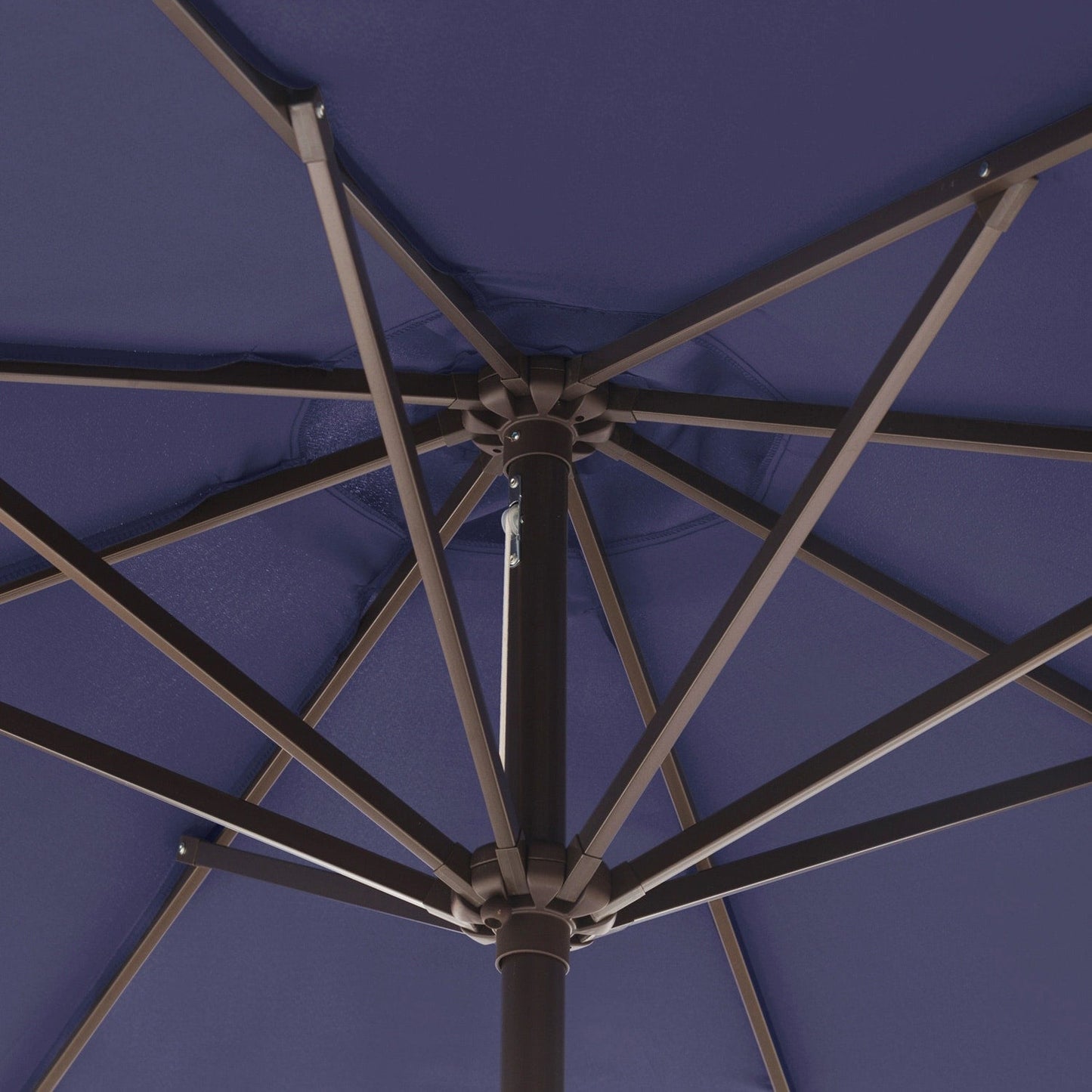 Parasol de terrasse Lopes de 2,7 m avec socle à poids bronze inclus.